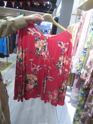 服裝商場(chǎng)實(shí)拍圖庫_全球服裝零售批發(fā)市場(chǎng)實(shí)拍_服裝展會(huì)實(shí)拍